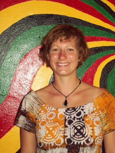 Judith ist kaum in Komenda angekommen und schon afrikanisch-bunt eingekleidet...