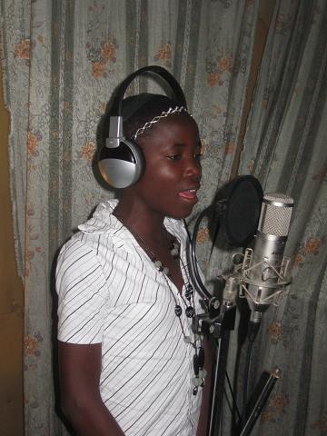 catherine, Jugendclubmitglied, bei Studioaufnahmen in Cape Coast