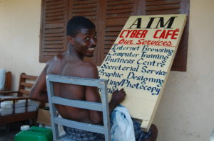 Raymond, zukünftiger Cyber Café Administrator, malt den Aufsteller